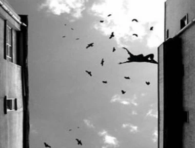 Κυψέλη: Γυναίκα πήδηξε από τον 5ο όροφο για να σωθεί από τις φλόγες